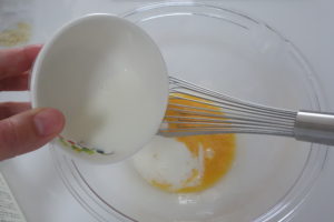 無印良品国産小麦のマフィン割りほぐした卵に牛乳を加えて混ぜる