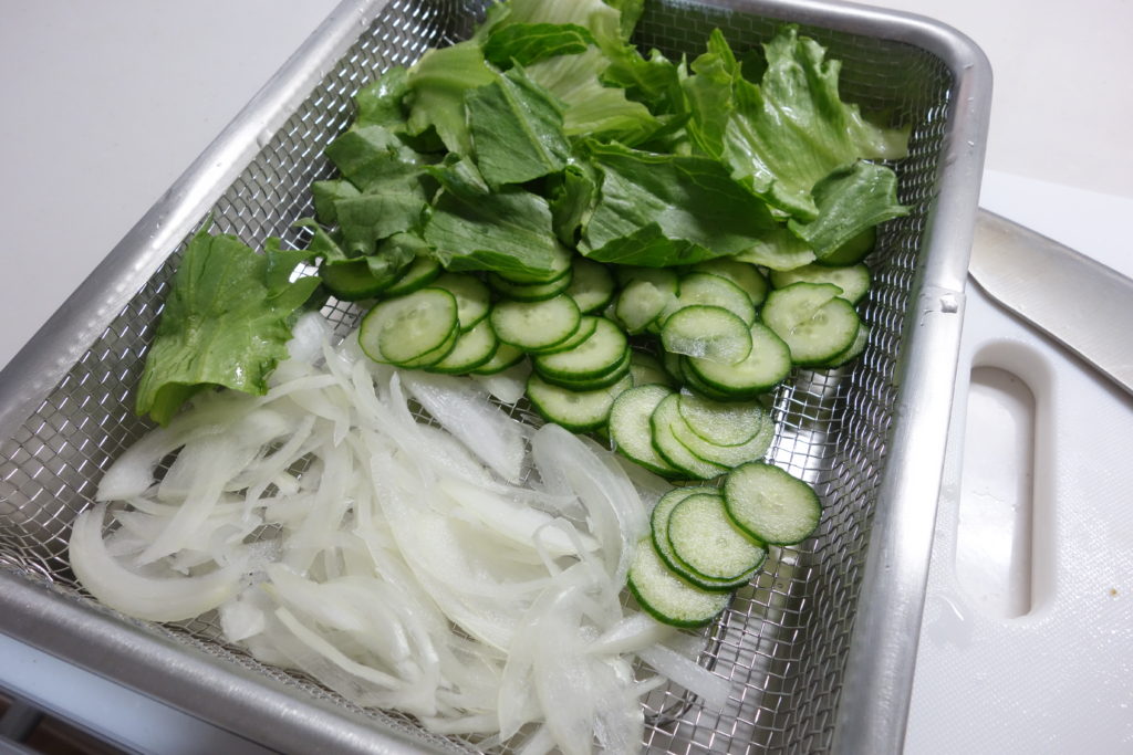 無印良品ステンレスメッシュトレーとバットで野菜の水を切る