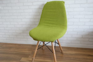 黄緑色椅子カバーをつけた丸みのある椅子