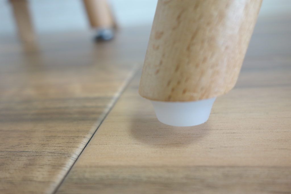 椅子の脚の底のプラスティックは、床を傷つける