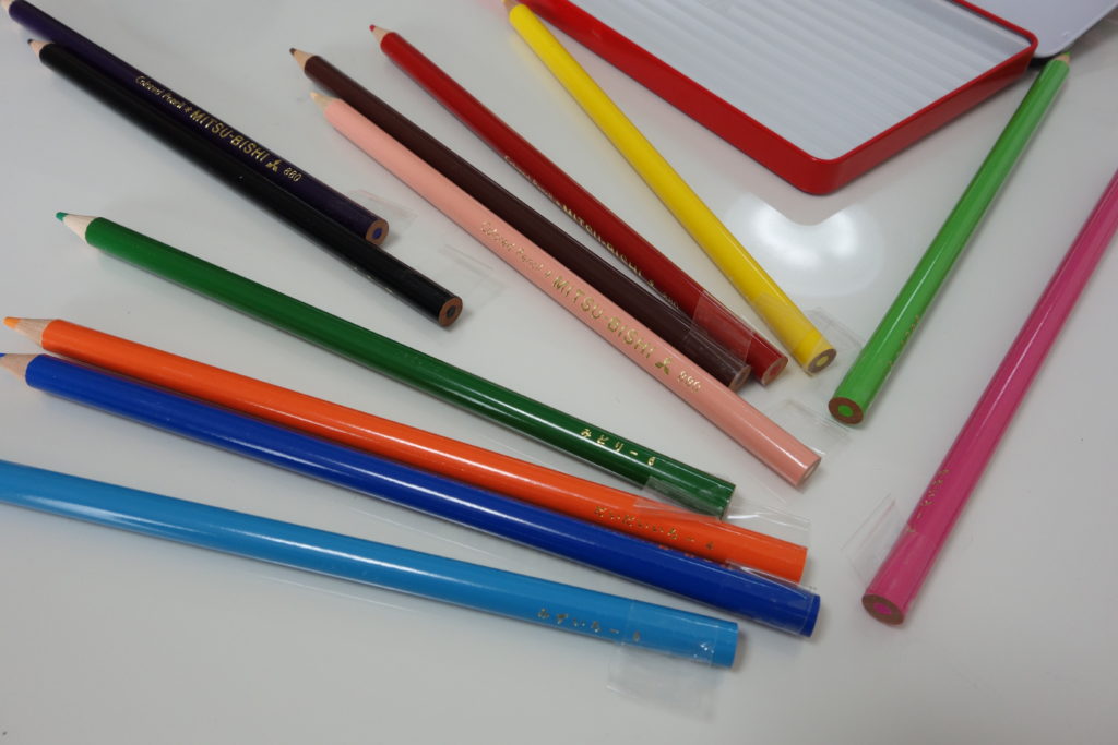 色鉛筆防止テープをつけた色鉛筆たち