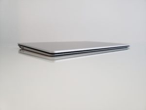 Surface Laptop 3 の薄さ
